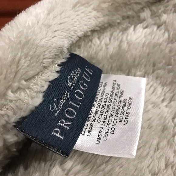 🍁Donated Luxurious champagne plushie blankie🍁 - Picture 16 of 17